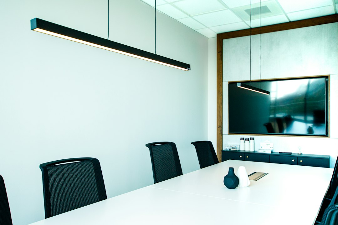 Salle de réunion équipée d’un écran