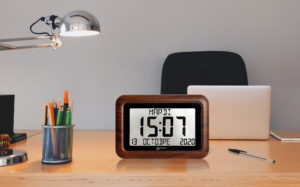 Geemarc VISO10 WOOD - Horloge avec grand afficheur numérique et calendrier en version imitation bois